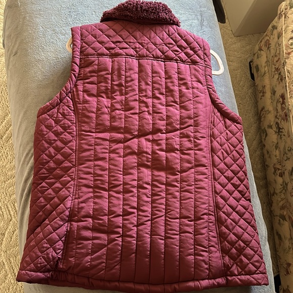 Women’s fall quilted vest with fleece lining. Size large burgundy Denim & CO. - Picture 3 of 4